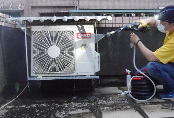 冷氣室外機沖水